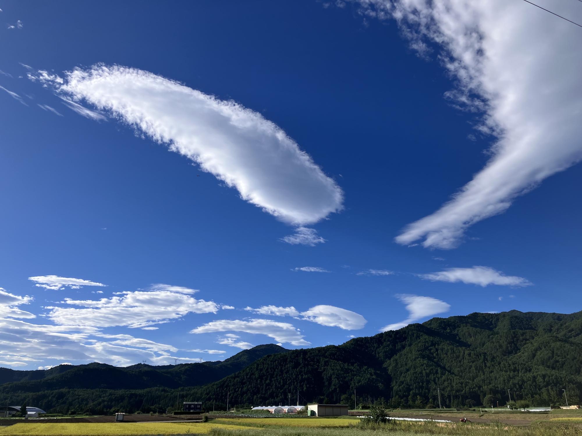 村の景色(青空と雲)