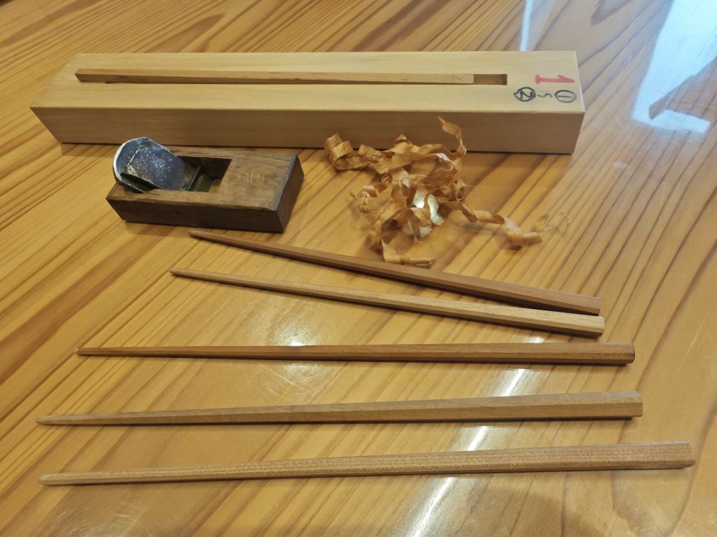 さくらの木の箸削り