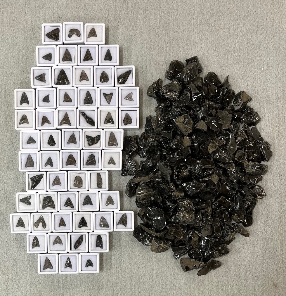採集された黒曜石や石鏃の数々