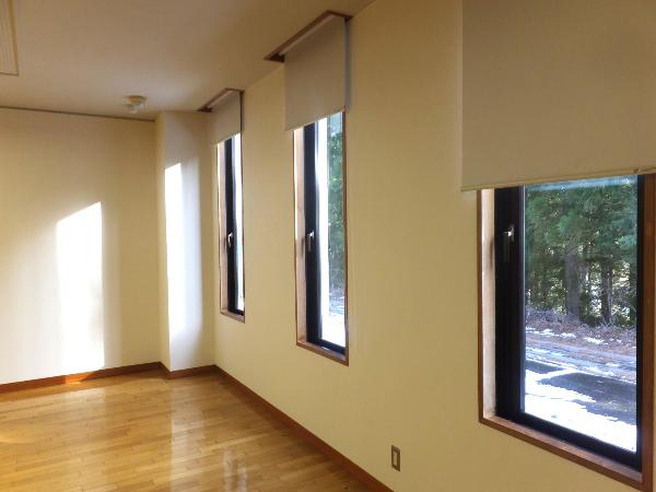 窓から自然光を取り入れた展示もできます